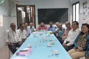 張子諒(左五)與董 事們舉行會議。