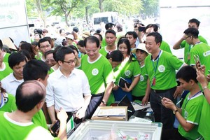 武德膽副總理參觀各攤位。(圖源：互聯網)