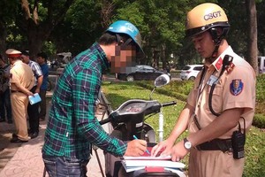 交警正處罰違規者。