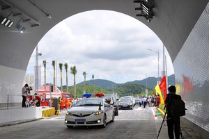 賈嶺隧道通車首日。