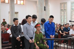 各被告人站在法庭被告席上聽審。（圖源：江龍）