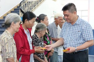 梁栢滔先生向貧病者贈送醫藥費。