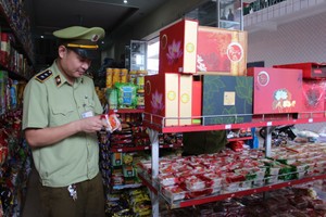 職能力量檢查中秋月餅質量。（示意圖源：互聯網）