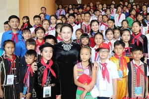 國會主席阮氏金銀與少先隊員們合影留念。（圖源：胡香）