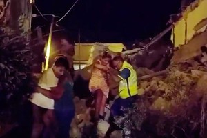 拯救人員救出一名女子。（圖源：互聯網）