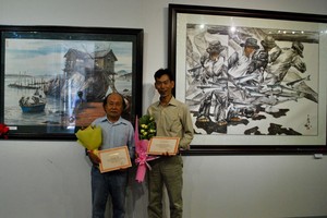 2名華人畫家張路（左）和陳文海同時獲獎。