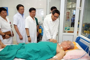 政府副總理武德膽前往中央熱帶病醫院看望登革熱患者。（圖源：互聯網）