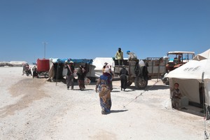 新近逃離被恐怖團體伊斯蘭國控制的拉卡城的平民。（圖源：聯合國/Bassam Diab）