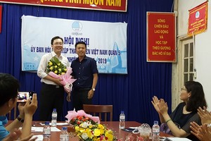 共青團第五郡郡委代表送花祝賀武明哲同志。