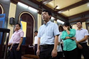 被告人阮明雄與同案犯出庭聽判。（圖源：友科）