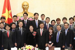 國會主席阮氏金銀(前排左四)與日本自由民主黨青年局年輕議員代表團合照。（圖源：仲德/越通社）