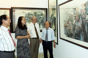 市美協領導觀賞畫展。