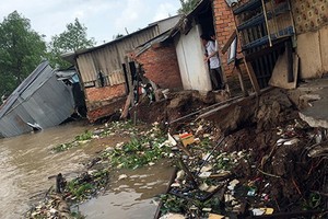 本月22日晚上永隆省平明市成福坊第3街區第6組發生坍塌事故，導致上十民房紛紛墜河。（圖源：九龍）