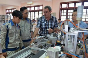 法國專家Jean Jacques Diverchy在指導實習生組裝機械。