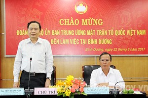 越南祖國陣線中央委員會主席陳清敏(左)在會議上發表講話。（圖源：互聯網）