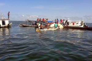 當地時間8月23日凌晨，一艘載有約70人的船隻在巴西北部帕拉州西南部辛古河發生沉船事故。(圖源：AFP)