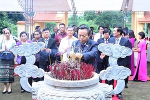 國會副主席、越-老友好議員團主席馮國顯與代表團在朱興廟歷史遺跡區上香。（圖源：忠誠）
