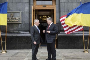 美國國防部長馬蒂斯(左)與烏克蘭總統波羅申科會面。（圖源：路透社）