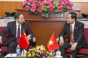 越南祖國陣線中央委員會主席陳清敏(右)接見中國共產黨中央委員、全國政協對外委員會副主任袁貴仁。（資料圖源：VOV）