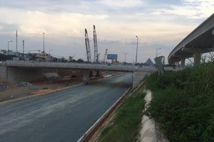 市國立大學交通樞紐工程正在施工。