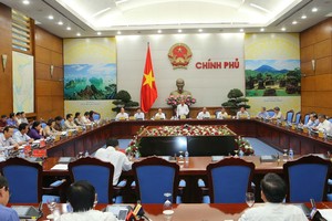 政府常務副總理張和平(中)在會議上發表指導意見。（圖源：VGP）