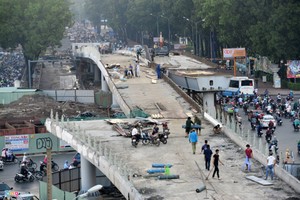 為阮儉-黃明鑑高架橋架設項目施工工程服務，從9月3日起，舊邑郡阮儉街將實施交通管制。（圖源：Zing.vn）