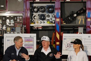 美國總統特朗普（中）正討論災情。(圖源：互聯網)