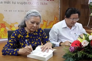 陳素娥在著作上簽名贈送讀者。