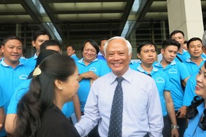 國會副主席汪周琉在國會大廈前與代表們交談。（圖源：芳水）