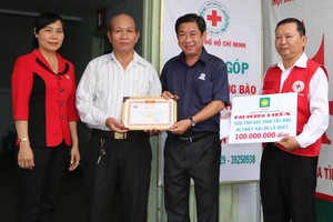 黎光寧主席向仁和公司代表（左二）贈送感謝書。