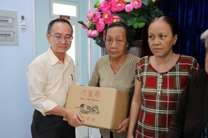 范興主任贈送禮物予第八郡華人。