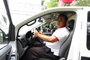 阮文作與他的私人救護車。