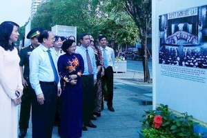 本市各位領導觀賞圖片。(圖源：hochiminhcity.gov.vn)