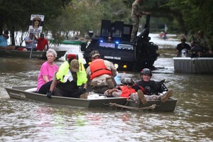 哈維颶風在德州引發嚴重洪災後，當地時間8月30日在美國德州和路易斯安那州交界附近再度登陸，帶來更多雨量。(圖源：路透社)