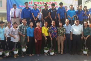 組委會向第三坊越華居民贈送盆栽。