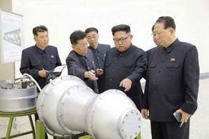 金正恩視察「可搭載在洲際彈道導彈上的氫彈」。