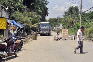 同奈省邊和市福新鄉香福村的居民再次往丁光恩街設置障礙物攔住、阻止運石卡車進出新剛石礦。（圖源：互聯網）