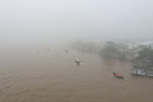 近日來，芹苴市每到清晨時分便出現大霧瀰漫天氣，尤其是芹苴河區域，以致駕船者的視野受限。（圖源：互聯網）