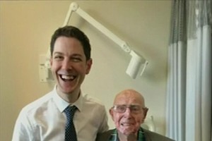 澳大利亞101歲的二戰老兵伯特‧柯林斯(右)是史上最年長抗癌成功者。（圖源：互聯網）