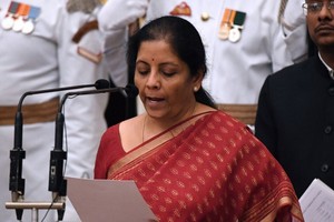圖為印度新任國防部長尼爾馬拉·西塔拉曼(Nirmala Sitharaman)宣誓就職。（圖源：路透社）