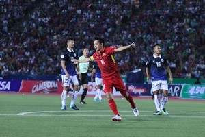 文決慶祝進球。