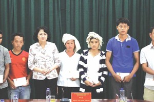 國家副主席鄧氏玉盛向災民贈送禮物。