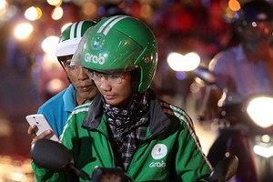 市科技大學工商管理系一名學士從事網約﹁摩的﹂工作。