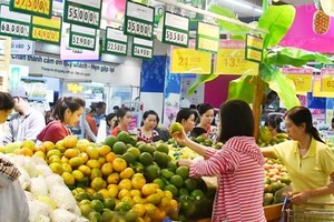 本市消費者在超市選購水果。（示意圖源：互聯網）