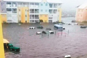 法屬聖馬丁島六日遭颶風厄瑪侵襲，造成當地淹水成災，許多車泡水。 （圖源：AFP）