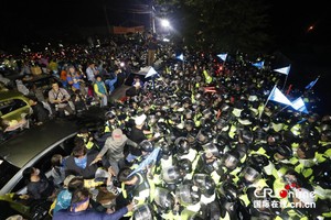 反“薩德”民眾封路阻抗，與警方發生激烈衝突。（圖源：cri.cn）