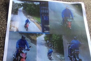 監控器拍到打劫銀行嫌犯圖像。（圖源：互聯網）