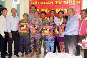 各理監事向貧困人家贈送禮物。