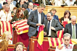 支持獨立公投的議員在國會內掛起加泰羅尼亞旗。（圖源：AP）