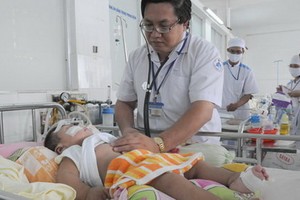 醫生在給患上重型肺炎的兒童檢查病狀。（圖源：互聯網）